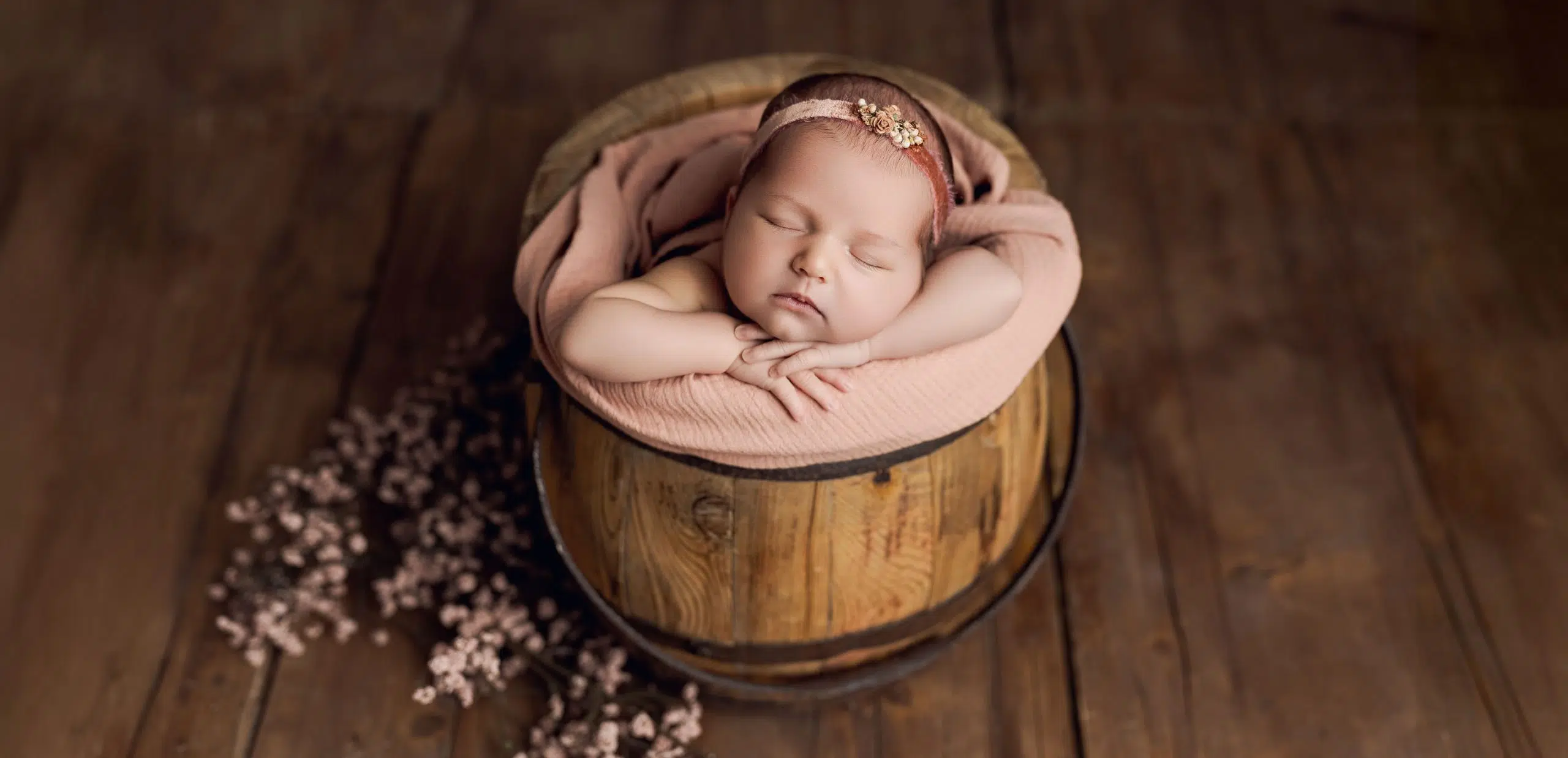 Bebe dormido dentro de un cubo