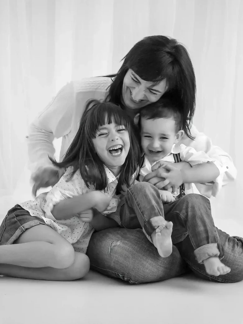 Juana Calín, fotógrafa infantil en Murcia, posando con sus hijos en una foto en blanco y negro