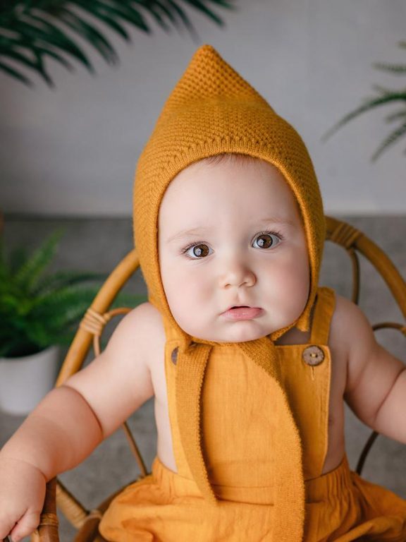 Fotografía de bebé con gorro amarillo en Totana Murcia - Juana Calín fotógrafa infantil